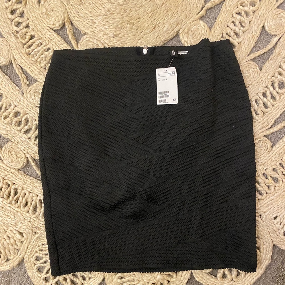 New with tags! H&M black skirt, Adult Large